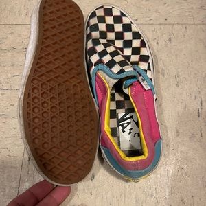 Selling kid vans slightly used w/o box size 4.5m/6.0w